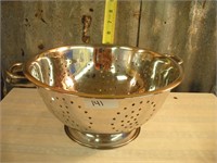 LARGE METAL COLANDER W/ HANDELS