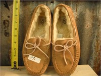 UGG HOUSE SHOES IN GREAT CONDITION SZ 8