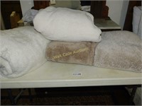 Blankets -  lot of 4 - Soft and Fluffy