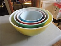 Set Pyrex Mixing Bowls