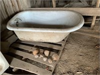Cast Iron Bath Tub w/Feet