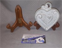 Isabel Bloom Heart W/ Extra Stand (4 Inches Tall)