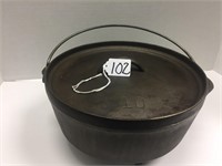 COVERED CAST IRON DUTCH OVEN - FOOTED