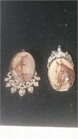 2 pendants with horse themes