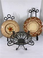 2 Decor Plates and Metal Vessel