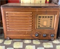 Early Emerson Radio in great shape
