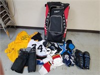 Hockey gear with good hockey bag on wheels