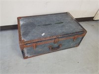 trunk made with metal and fiberglass
