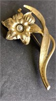 Mamselle flower pin pearl in middle