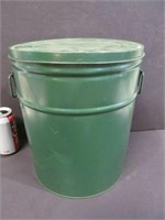 Green metal container w. lid