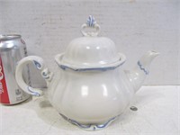 White/blue teapot