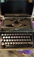 Royal manual type writer portable