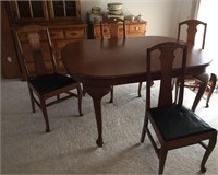 Dining table w/3 leaves & 4 chairs