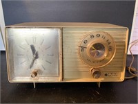Vintage General Electric clock radio