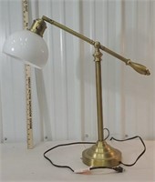 Desk lamp with white shade -
Needs tightening up