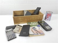 Boîte de bois avec calculatrices livre dont Sharp