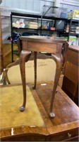 Drop Leaf End table (26.5” x 17” x 22”)