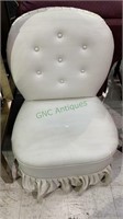 Vintage white vinyl ladies slipper chair (536)