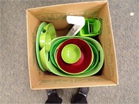 BOX OF PLASTICWARE, BOWLS, TRAYS & WOODEN BOWLS