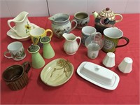 Porcelain pieces. About 18 pieces including a