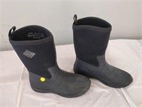 New women's size 11 Muck boots