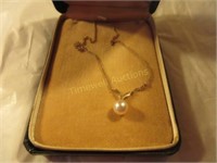 10 K gold necklace with pearl pendant