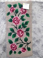 hooked mat with roses