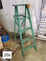 Wooden 5' Step Ladder