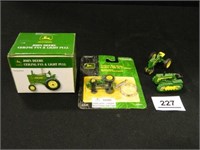 John Deere Miniatures; (4)