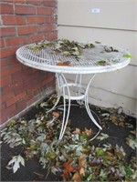 Metal table and 2 lawn chairs