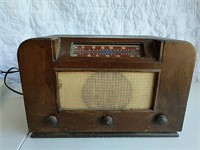 Trav ler tube wood case radio
