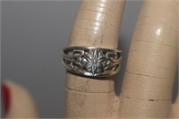 Sterling Silver Ring w/ Flower Design Size 7