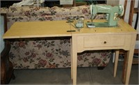 SINGER ELECTRIC SEWING MACHINE W/CABINET