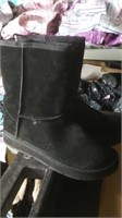 Ladies black leather Ugg like boots warm lined