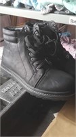 Men's size 9 black boots