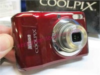 Nice "Nikon Coolpix L20" digital camera in box