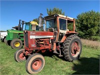 International 1256 Tractor