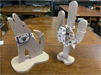 (2 PCS) WOODEN TEXTURE PAINTED COYOTE & CACTUS