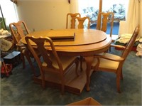 Oak table, 6 chairs w/leaf & pad cover