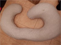 Curved pregnancy pillow with small spot