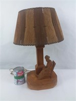 Lampe de table en bois sculpté, signée P.E. Caron