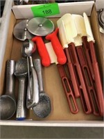 (2) PIZZA CUTTERS, (4) ICE CREAM SCOOPS, (6) SPATU