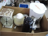 1 COFFEE MAKER AND SCALE AND HOT WATER POT