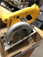 DeWalt DW930 5-3/8" trim saw, no batt or chgr