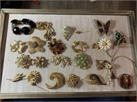 LARGE LOT OF VTG BROOCHES