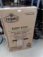 Regalo Easy Step Metal Walk Through Safety Gate