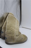 Pair of ladies beige Thugg boots