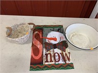 Porcelain pan, snowman flag and basket