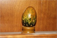 Dorothy Holloway hand-painted wooden egg on stand