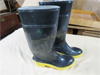 Rubber boots with steel shank